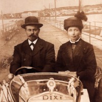 [1916 Aalborg] Pieter (Piet) en Elizabeth (Bets) de Leeuw van Weenen bij de fotograaf in Aalborg (in het noorden van Denemarken)